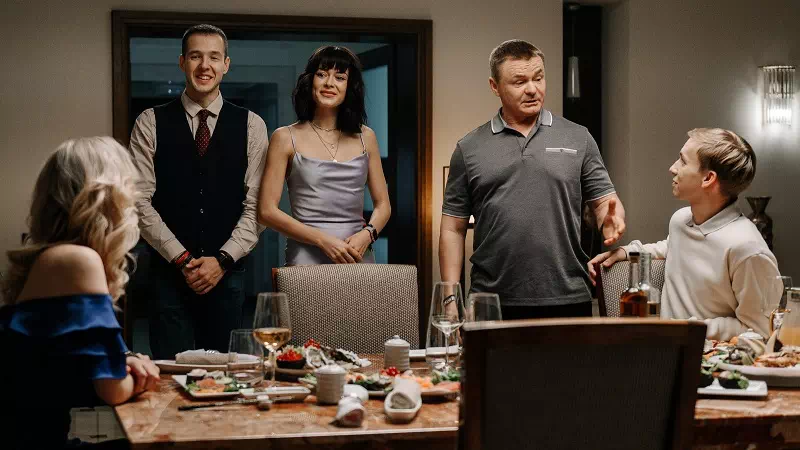 ждем премьеру саркастической комедии «Успешный» на KION