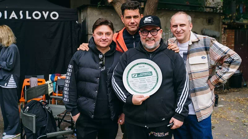ждем премьеру комедийного сериала «Очевидное невероятное» на Okko